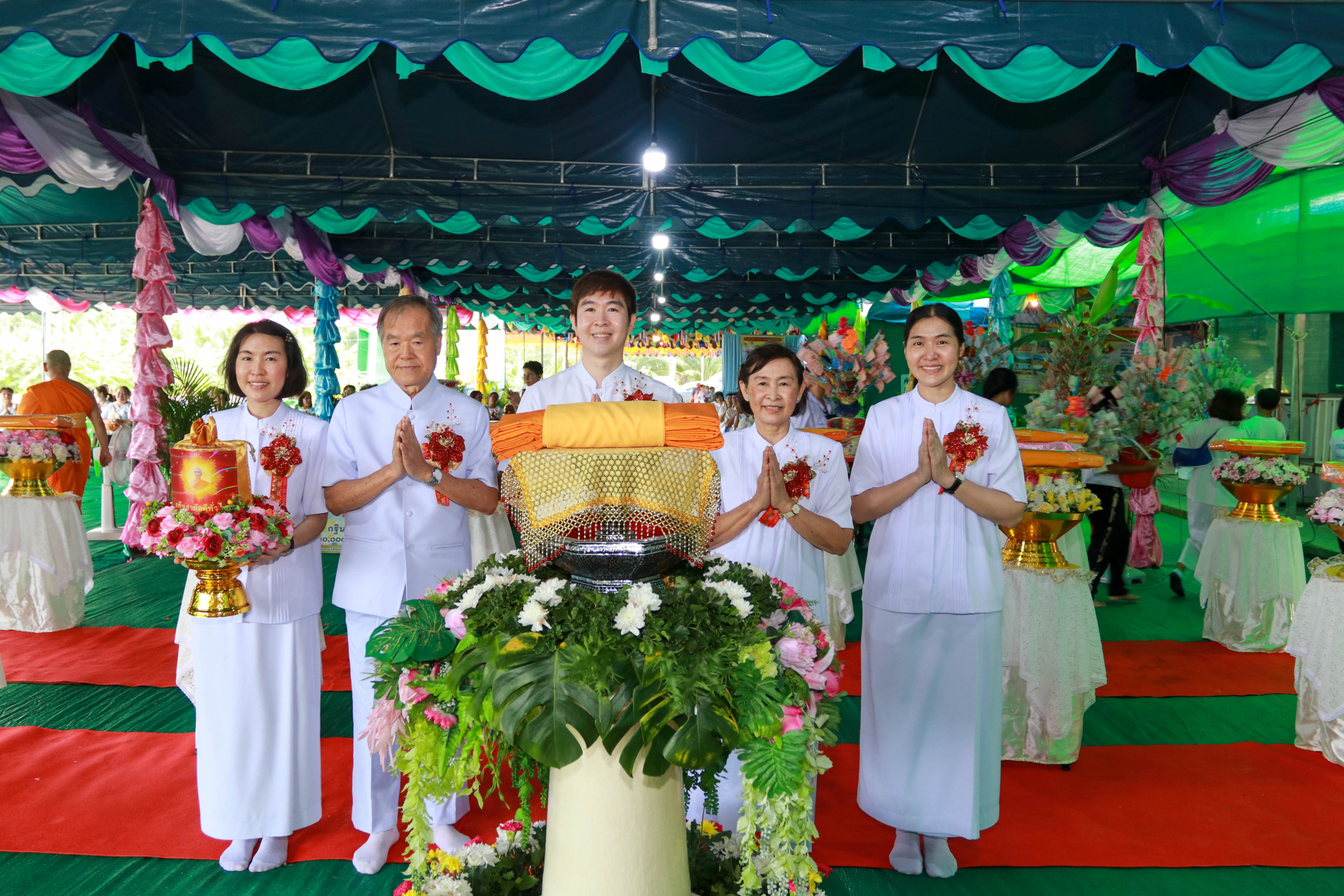 ภาพหมู่ถือพานถวายปัจจัยธุดงคสถานราชบุรี