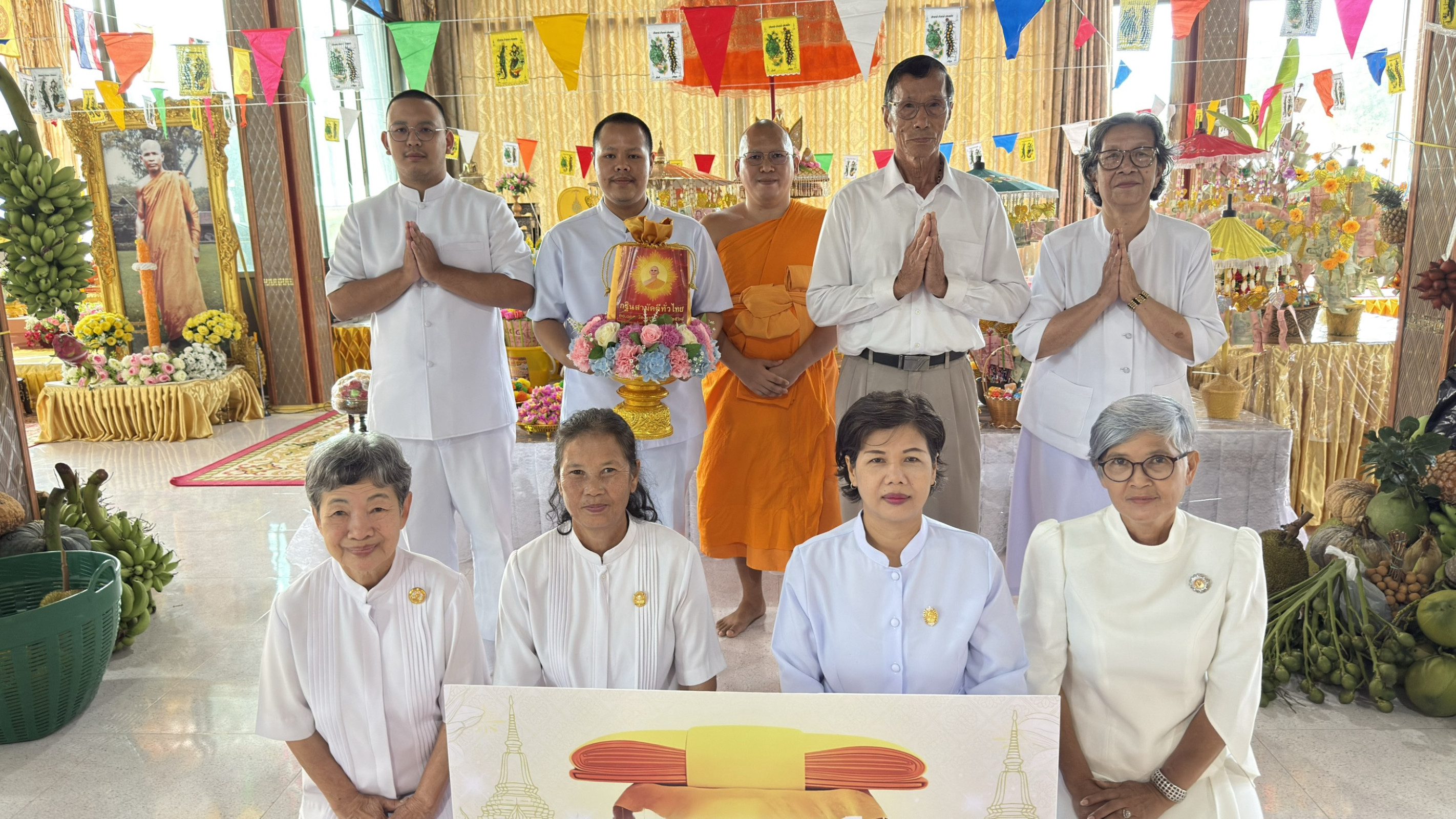 ภาพหมู่ถือพานถวายปัจจัยวัดทุ่งสะพาน