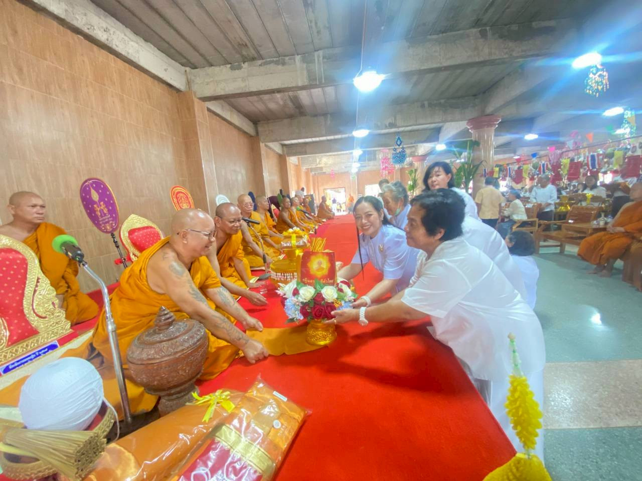 ภาพการถวายปัจจัยวัดท่าอุดม