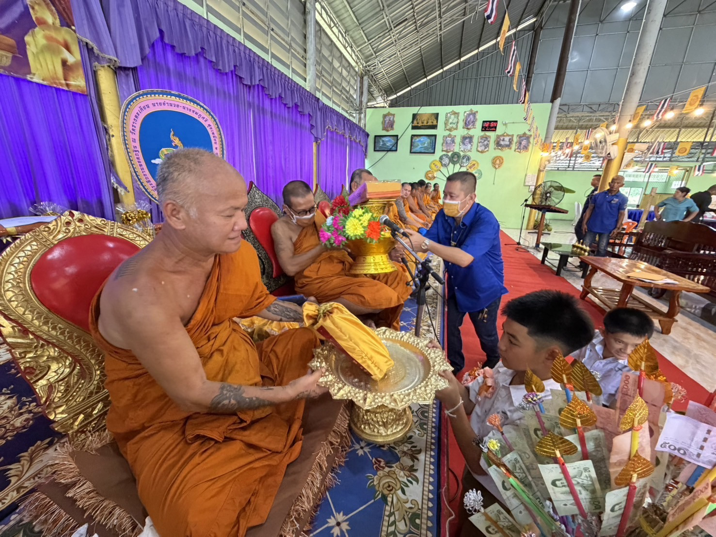 ภาพหมู่ถือพานถวายปัจจัยวัดรางตะเคียน