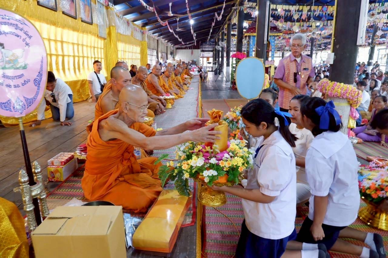 ภาพการถวายปัจจัยวัดอนุบรรพต