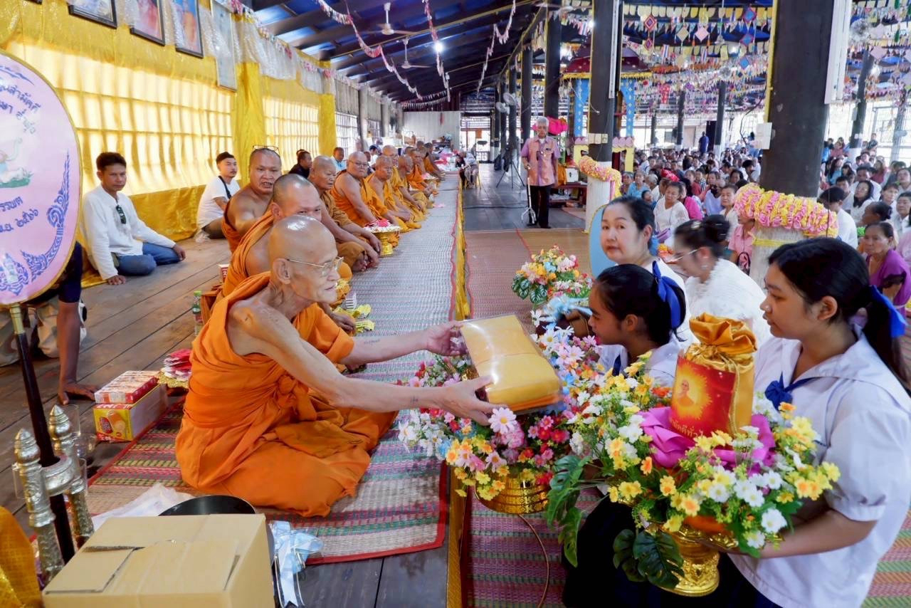 ภาพหมู่ถือพานถวายปัจจัยวัดอนุบรรพต