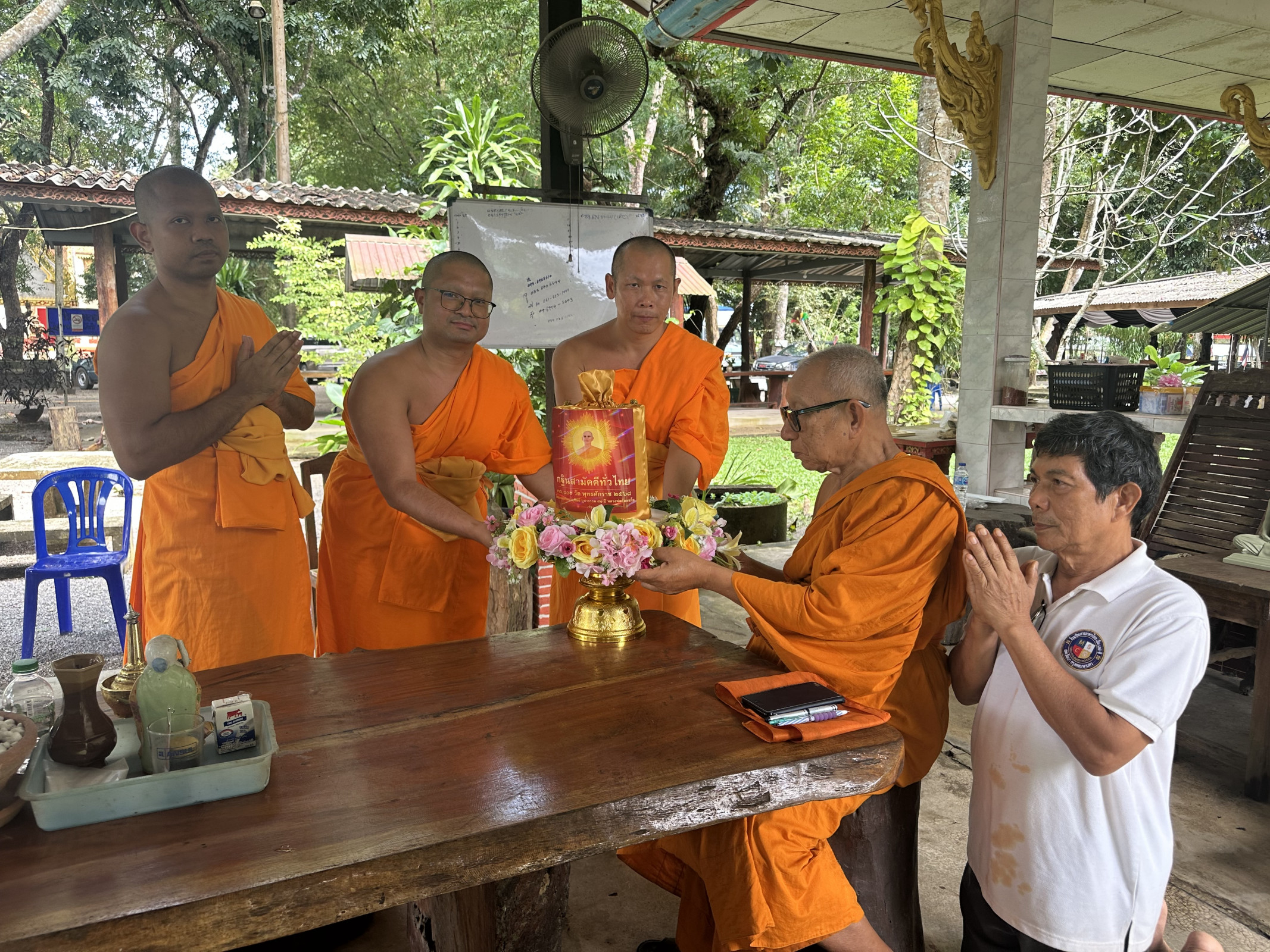 ภาพการถวายปัจจัยวัดเกาะแก้วดุษิยารังสฤษฎิ์