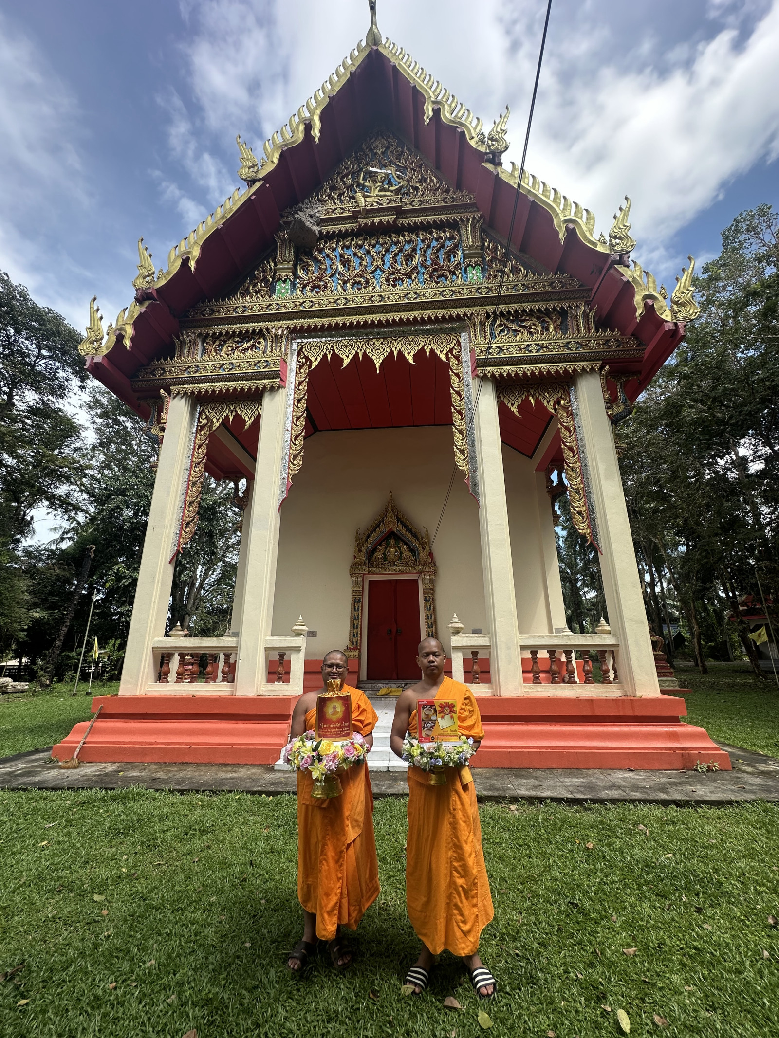 ภาพหมู่ถือพานถวายปัจจัยวัดเกาะแก้วดุษิยารังสฤษฎิ์