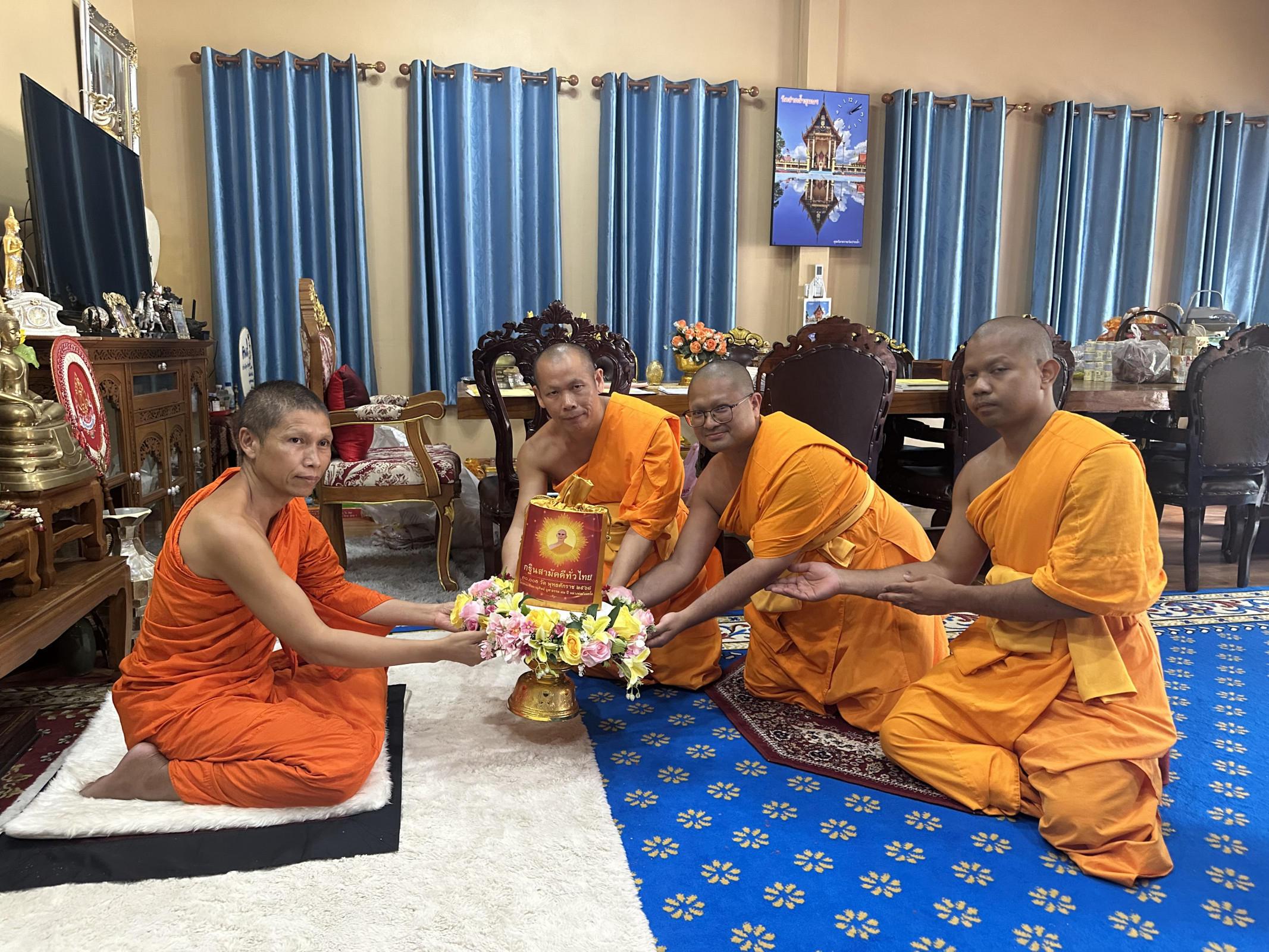ภาพการถวายปัจจัยวัดปากน้ำชุมพร