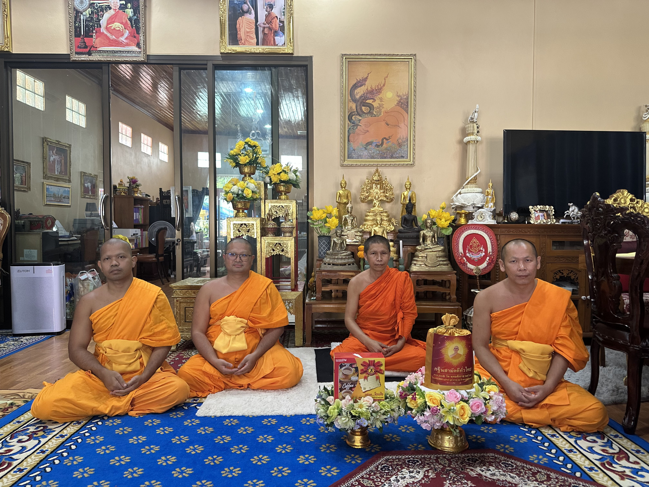 ภาพหมู่ถือพานถวายปัจจัยวัดปากน้ำชุมพร