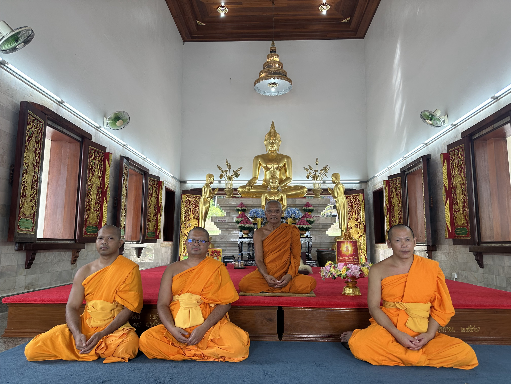 ภาพหมู่ถือพานถวายปัจจัยวัดเขาดิน