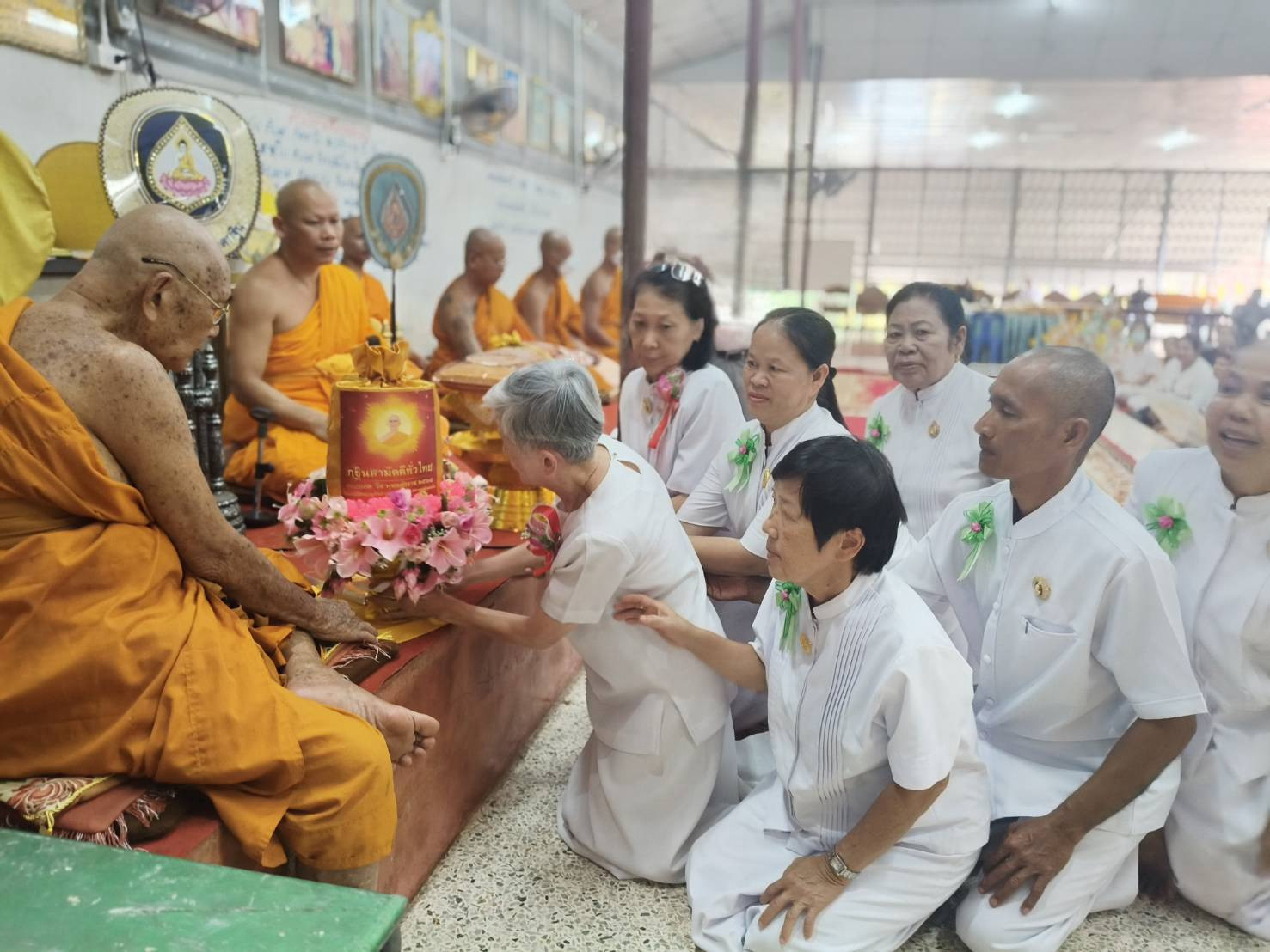 ภาพการถวายปัจจัยวัดถ้ำสำเภาทอง