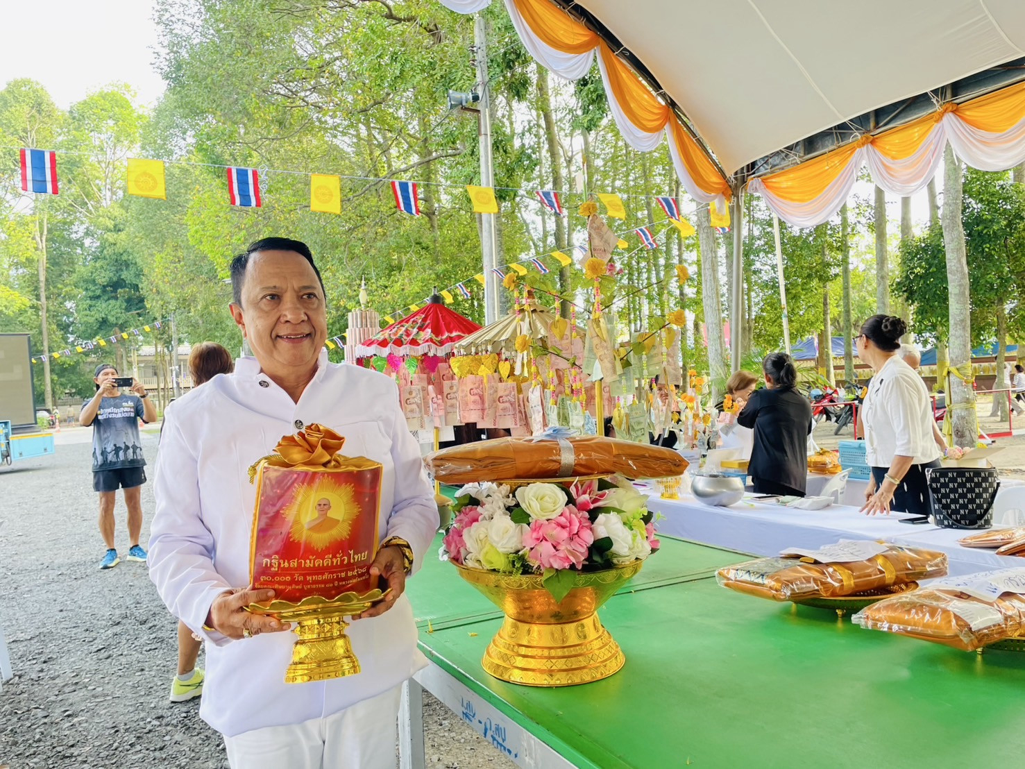 ภาพหมู่ถือพานถวายปัจจัยวัดสวนป่าน