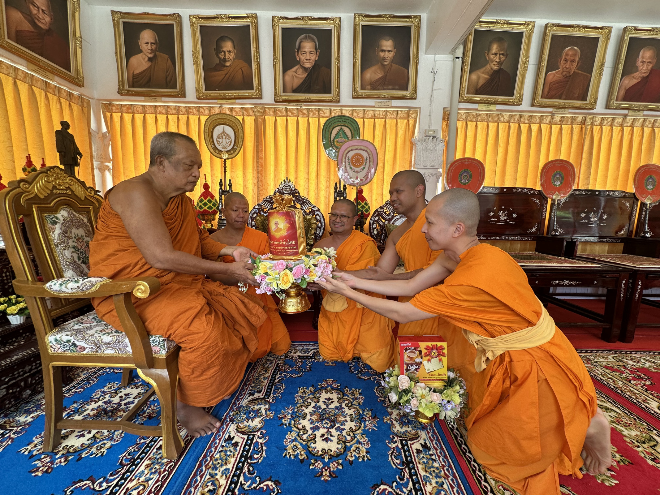 ภาพการถวายปัจจัยวัดพรหมโลก