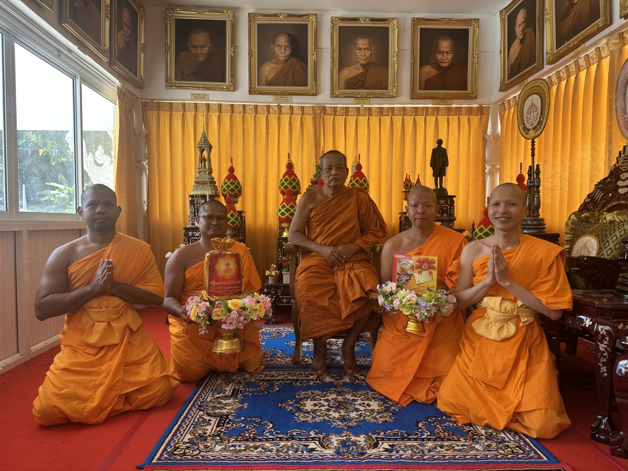 ภาพหมู่ถือพานถวายปัจจัยวัดพรหมโลก