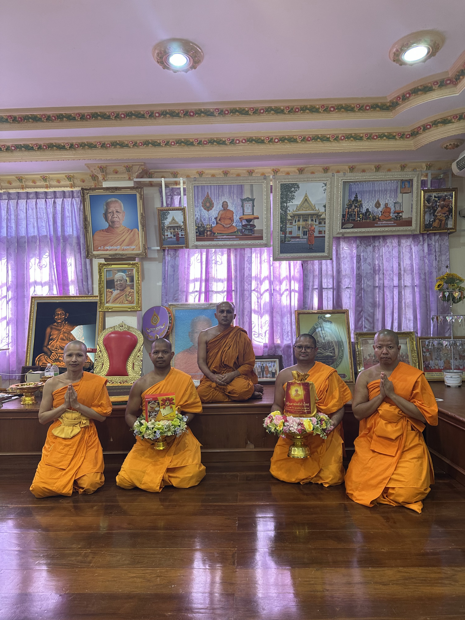 ภาพหมู่ถือพานถวายปัจจัยวัดมะนาวหวาน