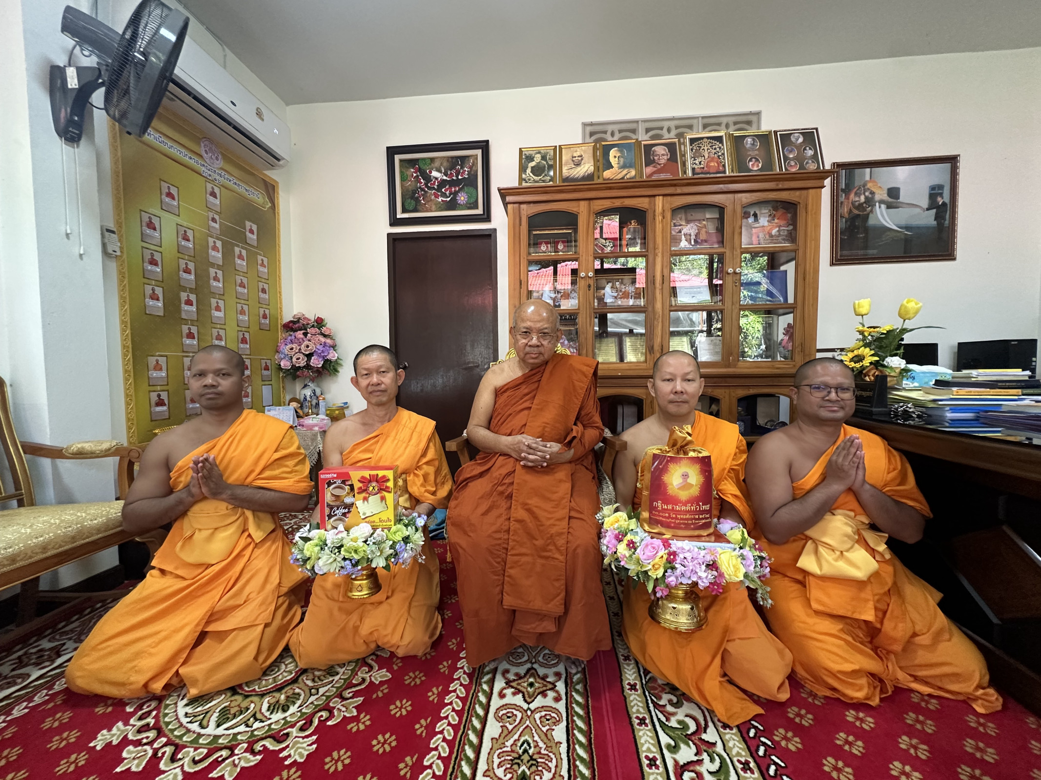 ภาพหมู่ถือพานถวายปัจจัยวัดพัฒนาราม