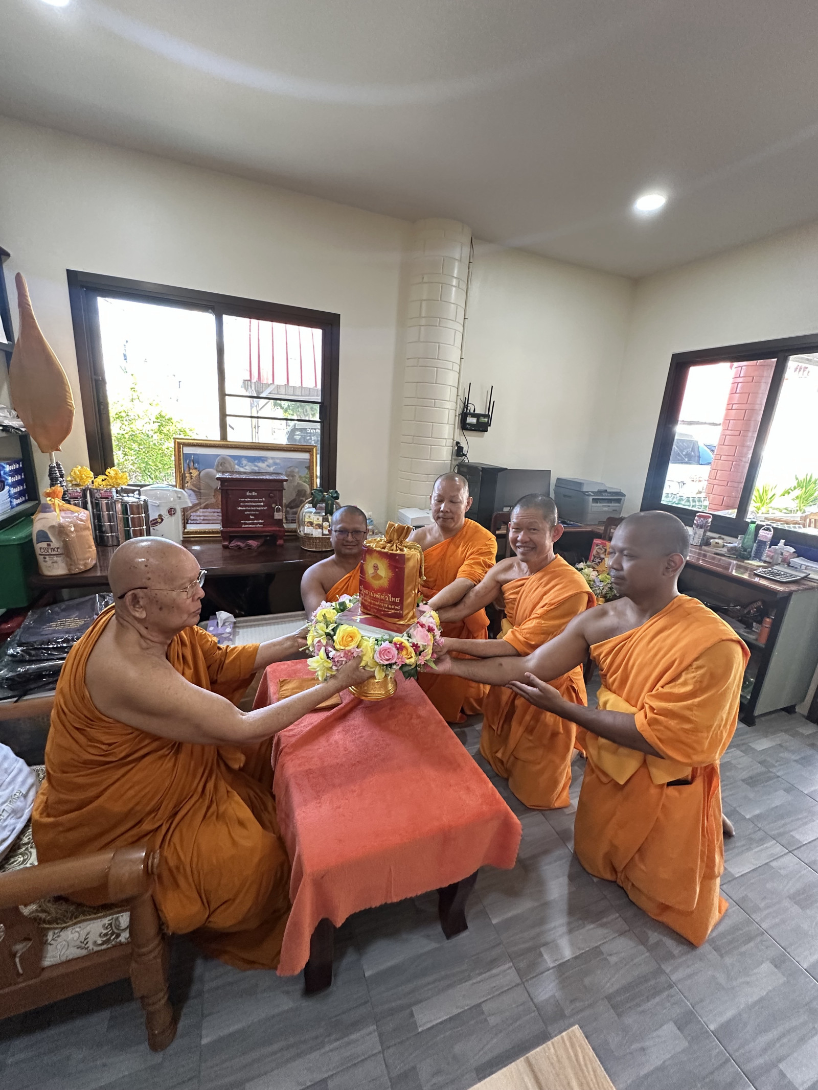 ภาพการถวายปัจจัยวัดธรรมบูชา