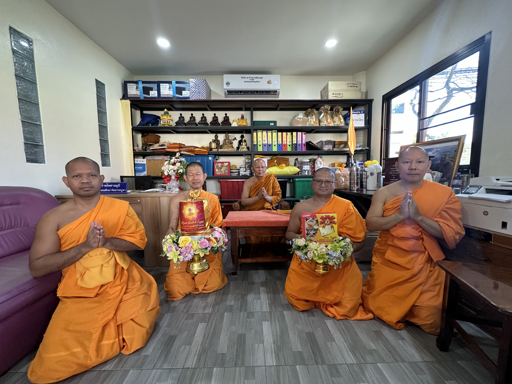 ภาพหมู่ถือพานถวายปัจจัยวัดธรรมบูชา