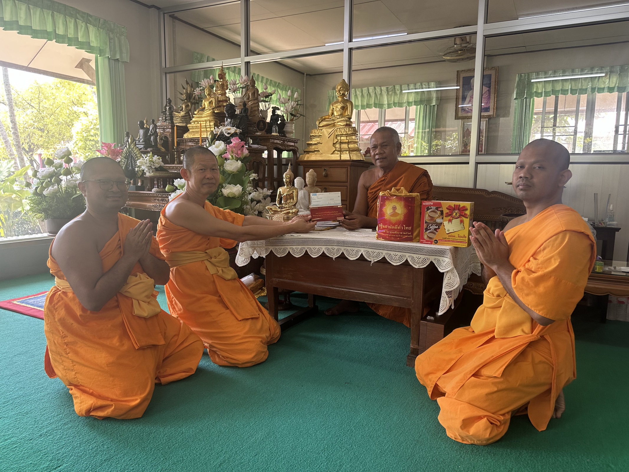 ภาพร่วมขบวนกฐินวัดกลางใหม่