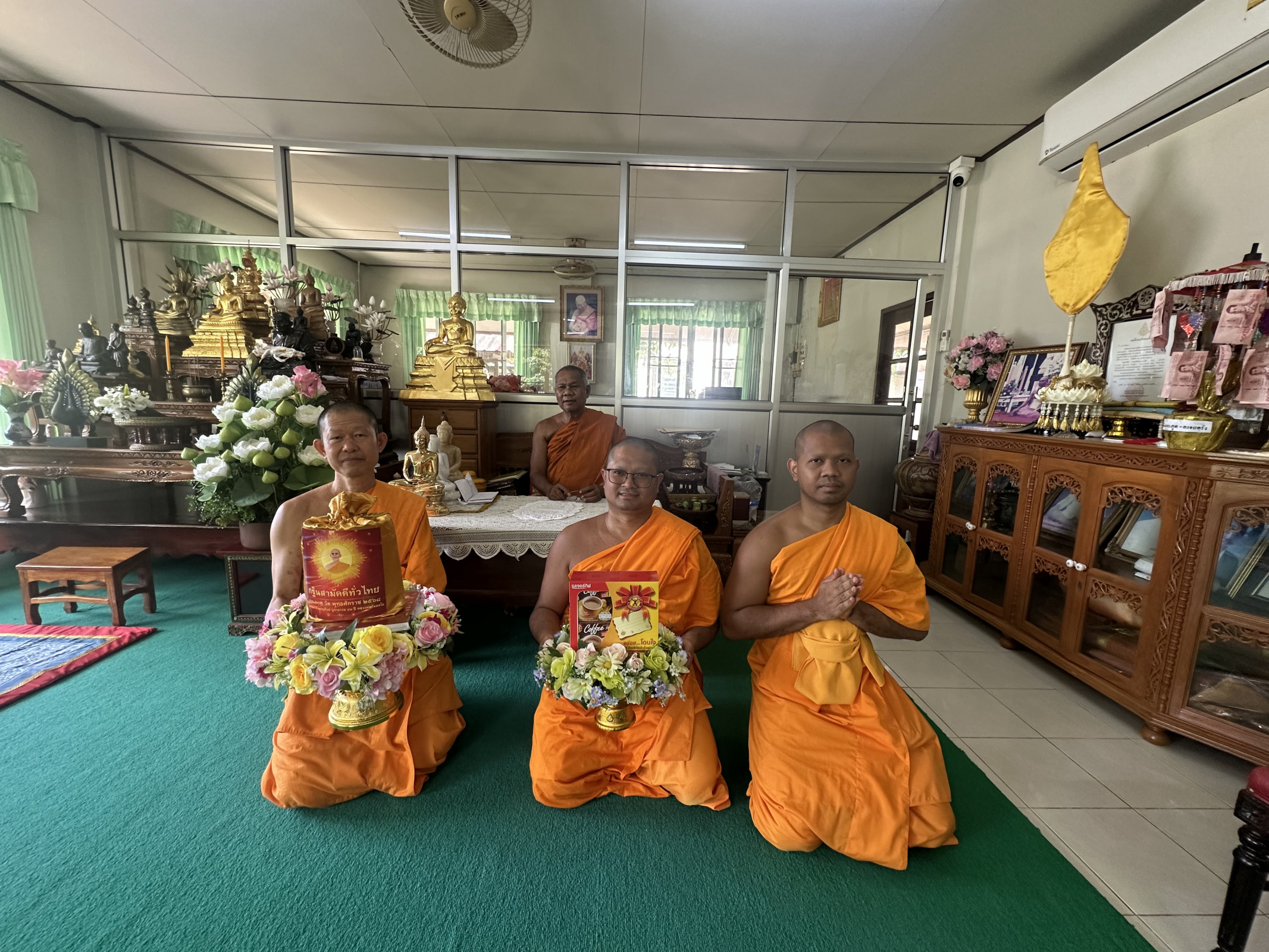 ภาพหมู่ถือพานถวายปัจจัยวัดกลางใหม่