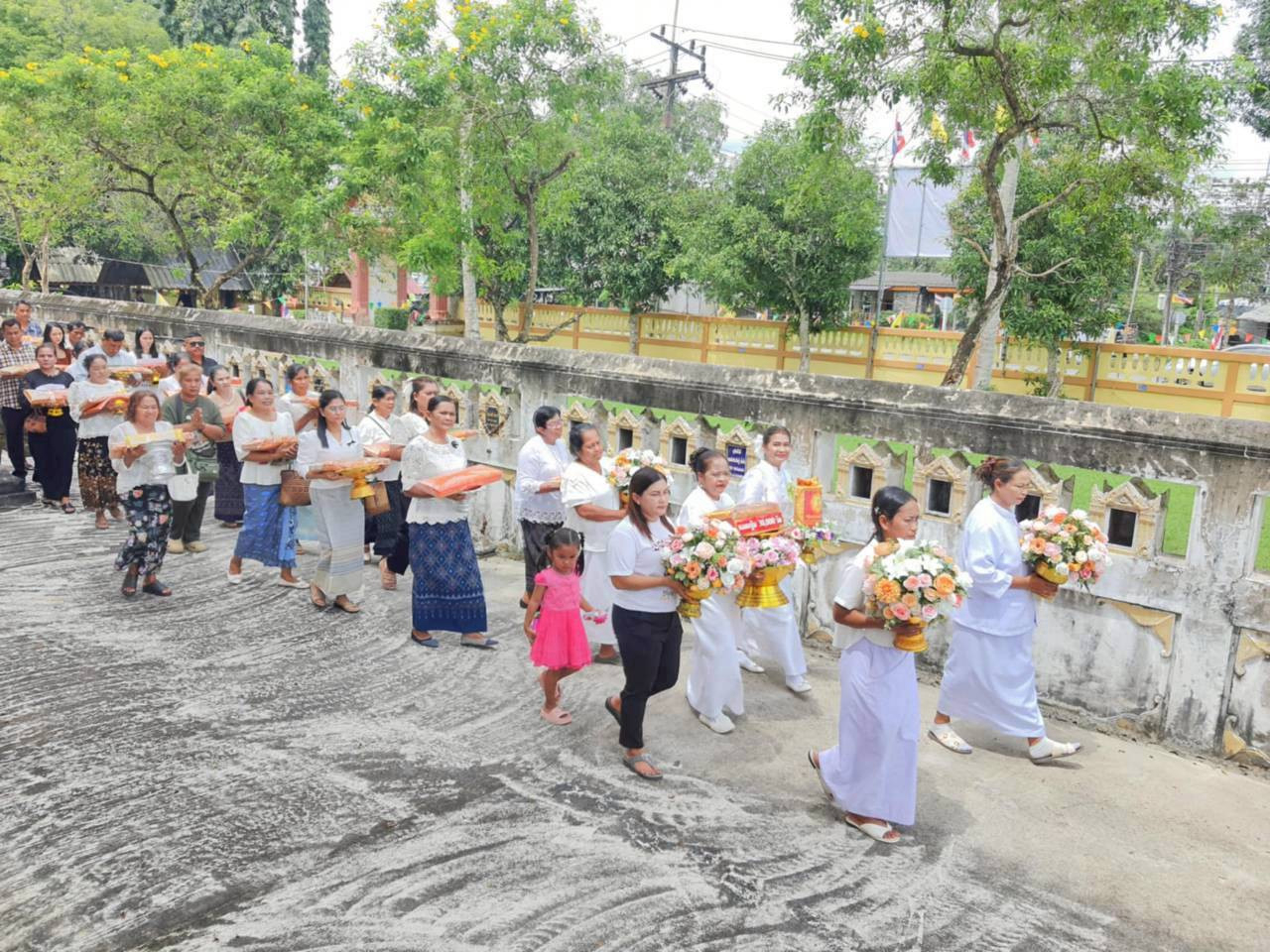ภาพร่วมพิธีกรรมวัดมงคลสถาน