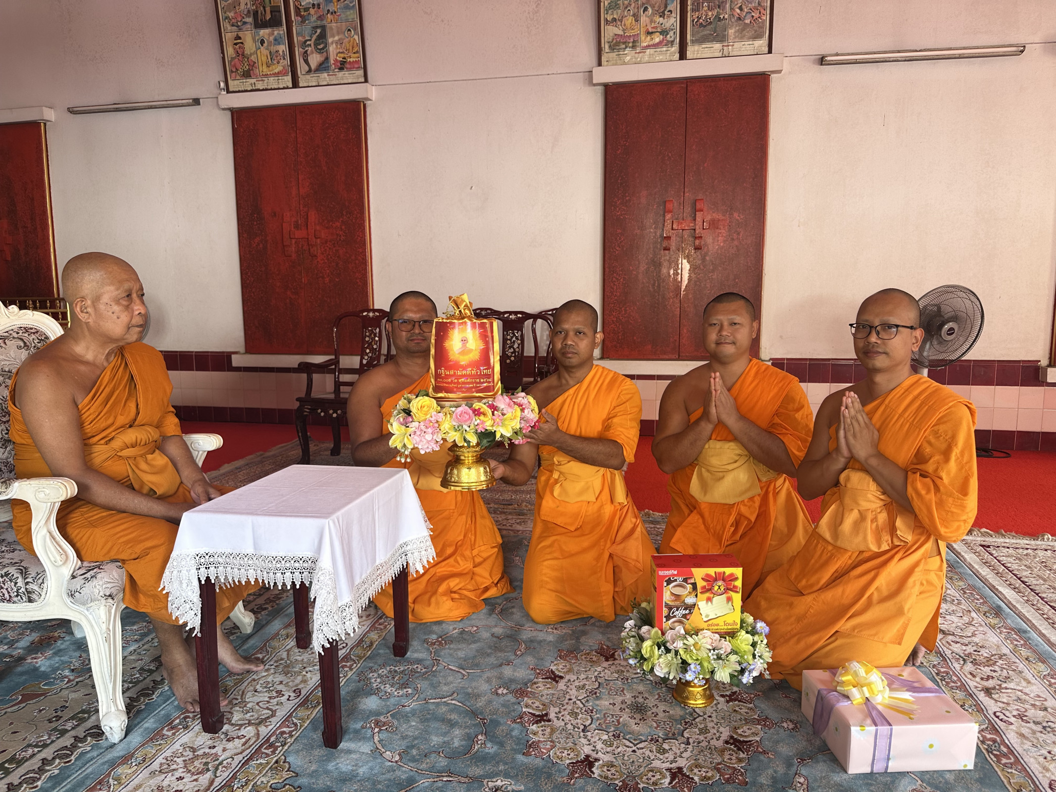 ภาพการถวายปัจจัยวัดคูหาสวรรค์