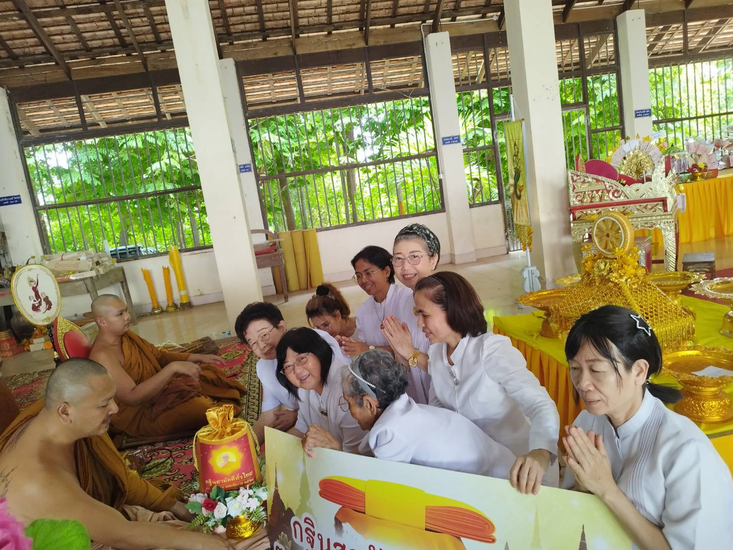 ภาพหมู่ถือพานถวายปัจจัยวัดบางทีง