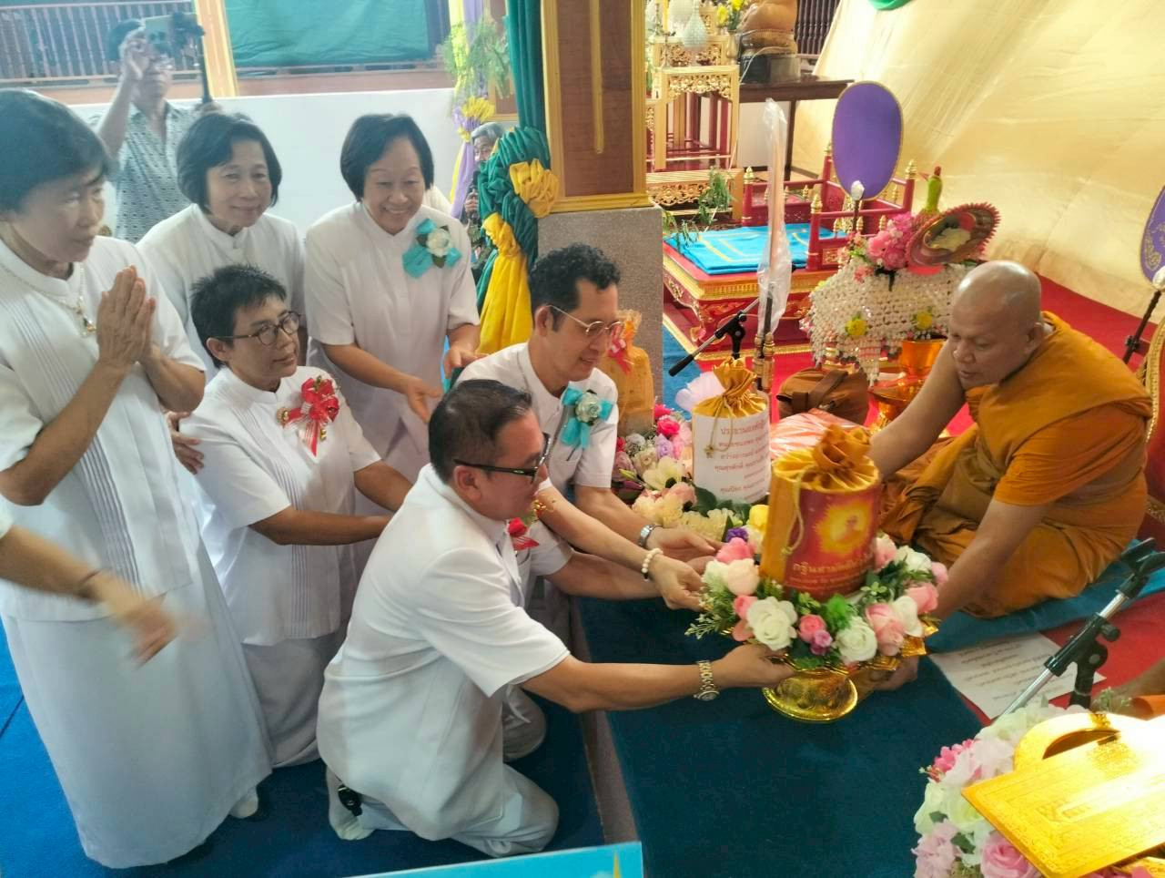 ภาพการถวายปัจจัยวัดพระทรง