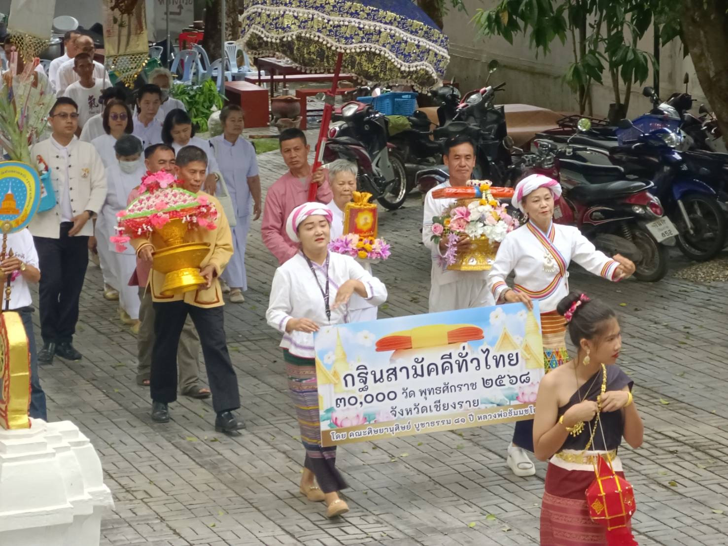 ภาพร่วมขบวนกฐินวัดห้วยหลวง