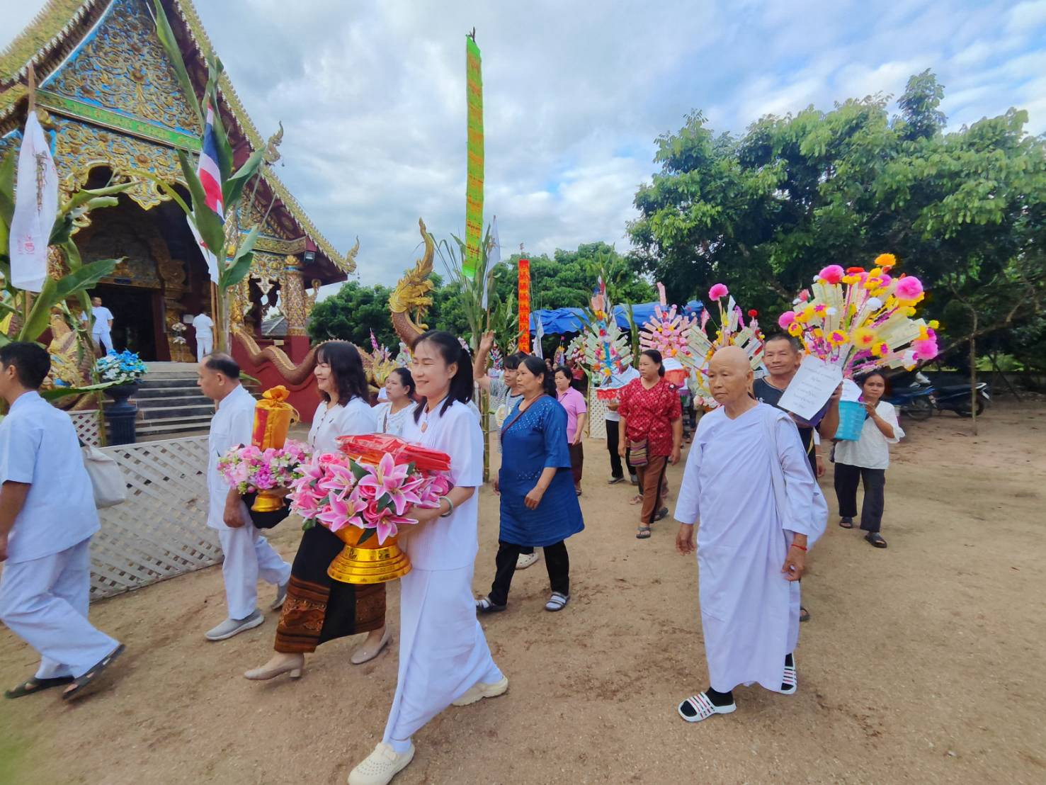 ภาพร่วมขบวนกฐินวัดสันห้าง