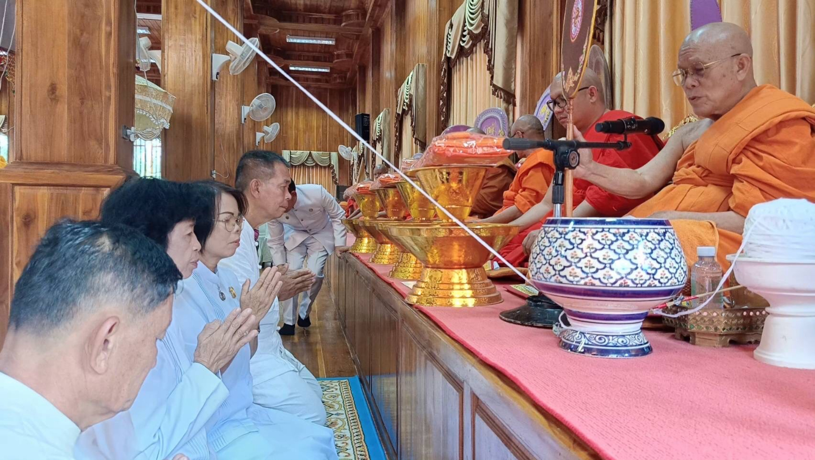 ภาพร่วมพิธีกรรมวัดป่าตันหลวง