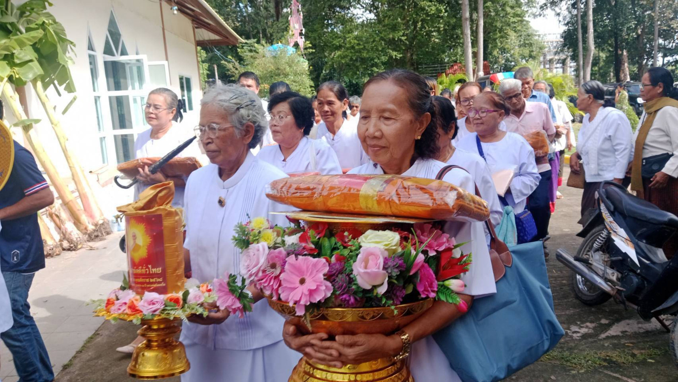 ภาพร่วมขบวนกฐินวัดป่าห้วยสวาย