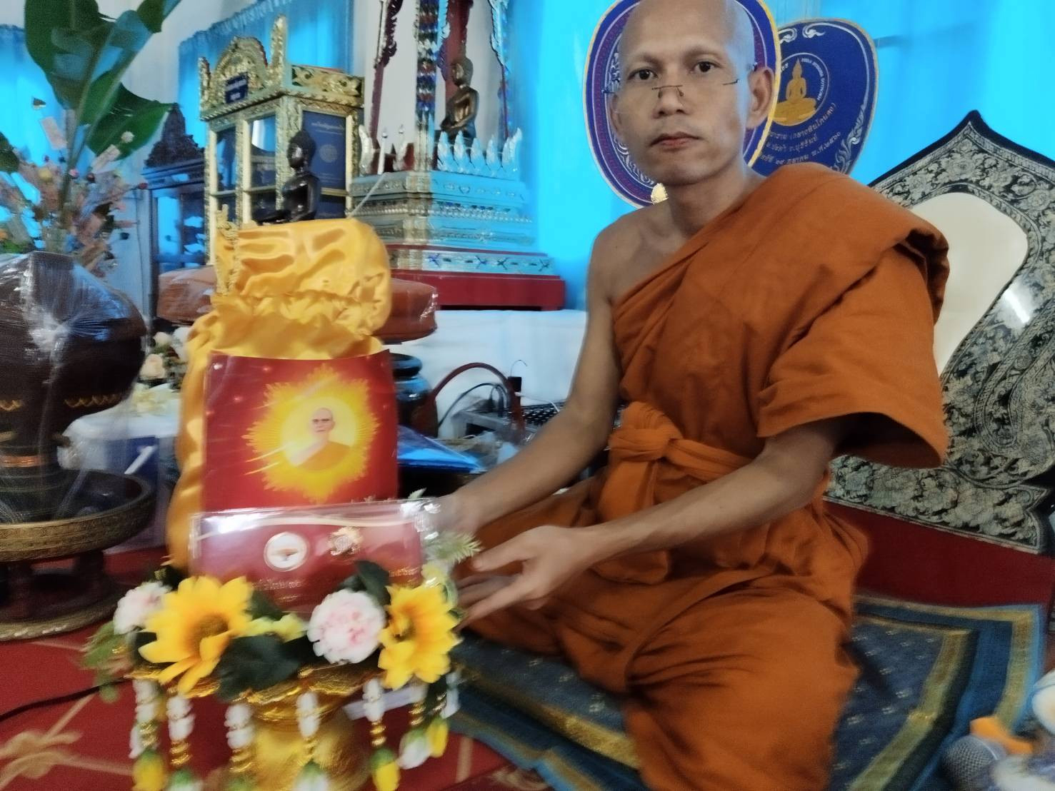 ภาพการถวายปัจจัยวัดอัมพวนาราม