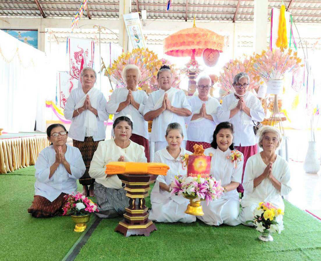 ภาพหมู่ถือพานถวายปัจจัยวัดนิมิตรัตนาราม