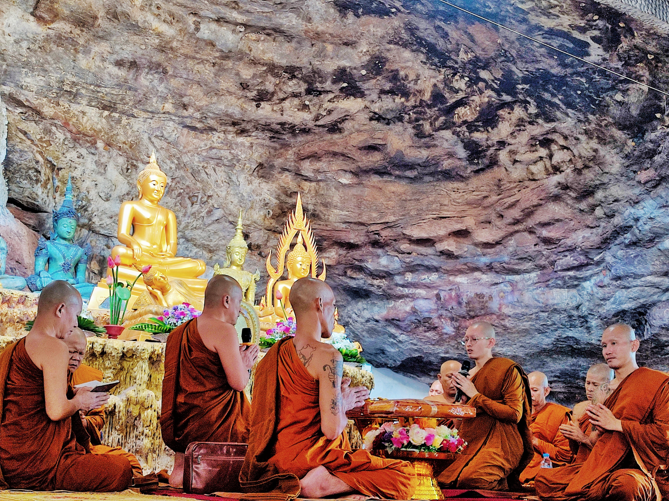 ภาพร่วมพิธีกรรมวัดอุทยานภูถ้ำพระ