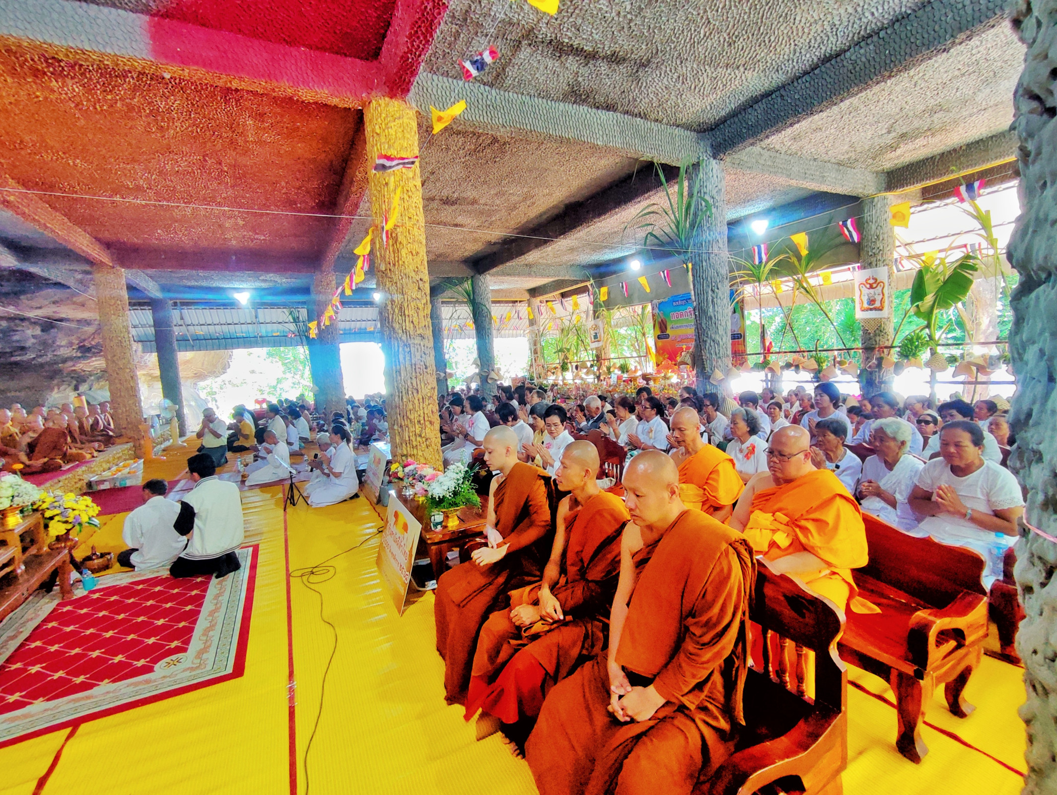 ภาพร่วมพิธีกรรมวัดอุทยานภูถ้ำพระ