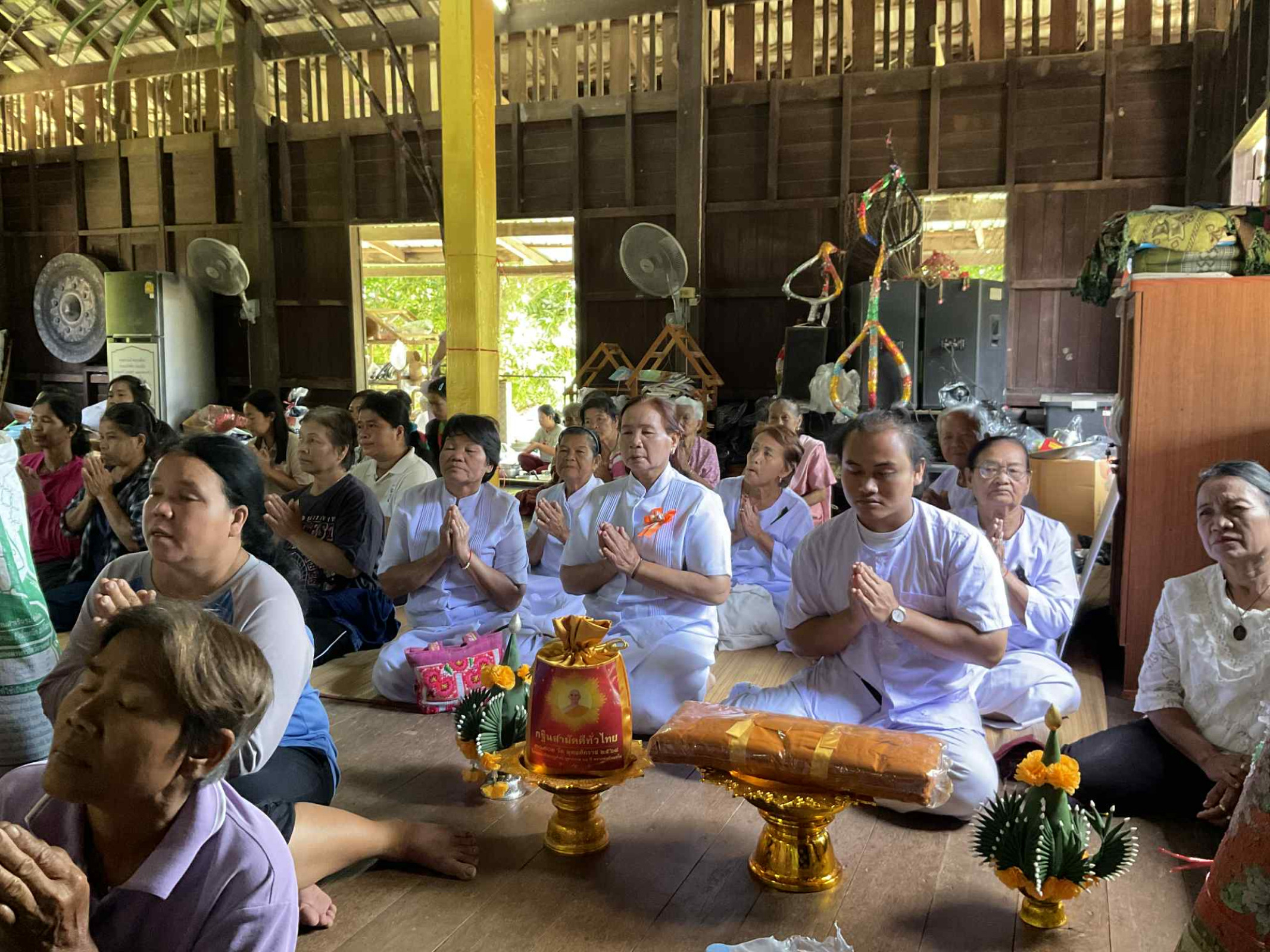 ภาพร่วมพิธีกรรมวัดกระแอกน้อย