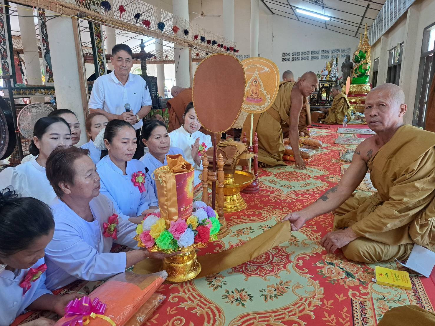 ภาพการถวายปัจจัยวัดหนองแฝก