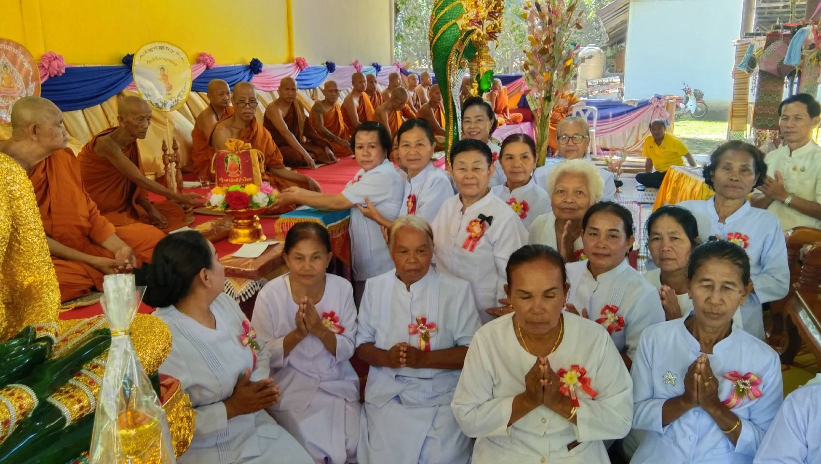 ภาพการถวายปัจจัยวัดพรหมนิยม