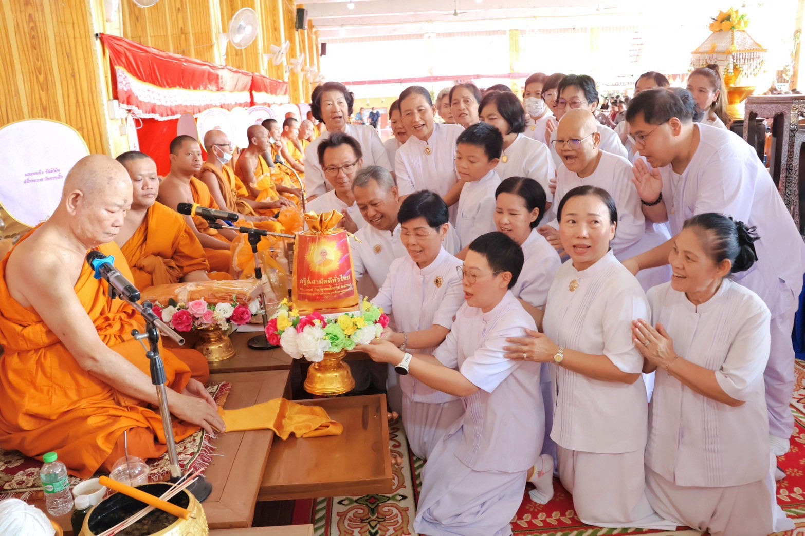 ภาพการถวายปัจจัยวัดบางพึ่ง