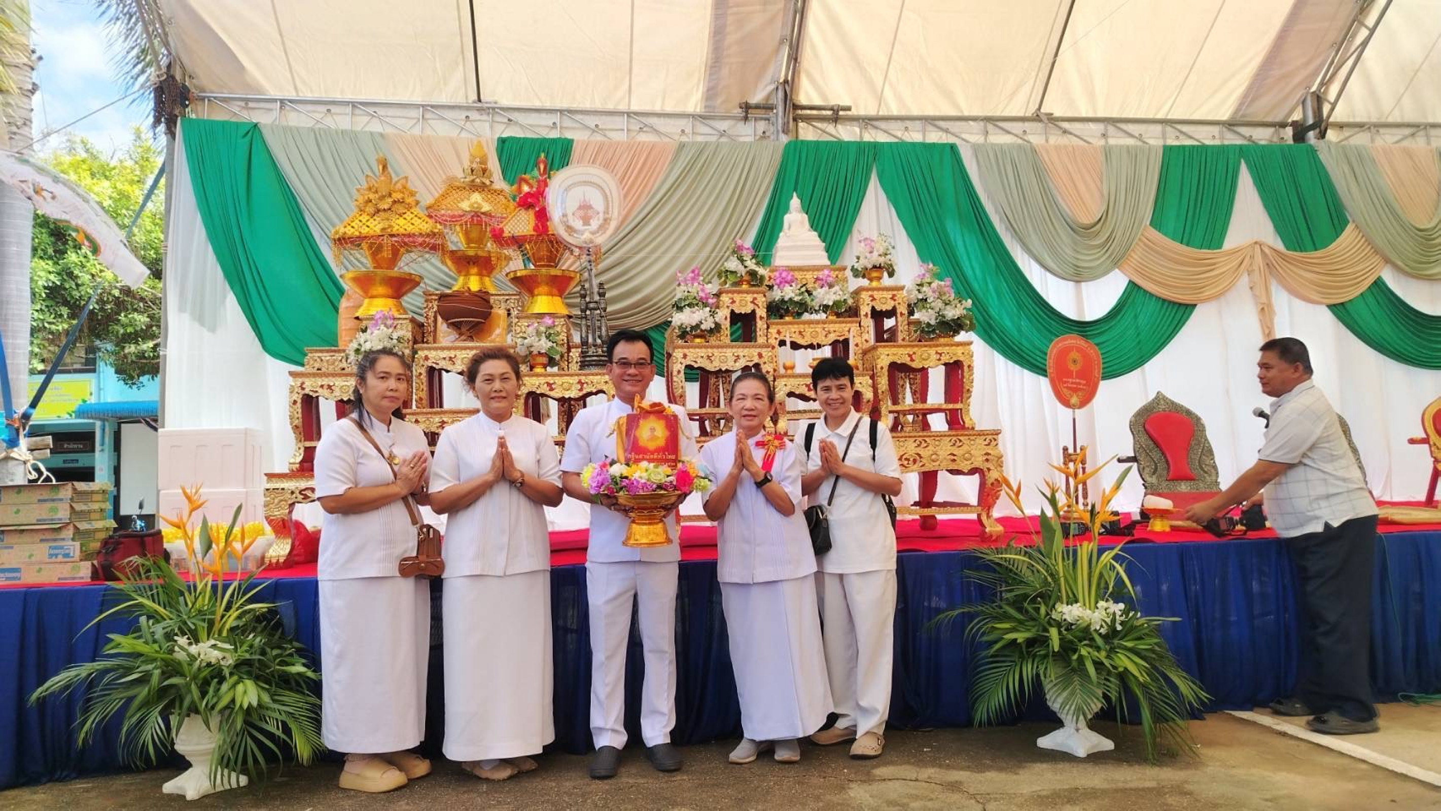 ภาพหมู่ถือพานถวายปัจจัยวัดบางประจันต์