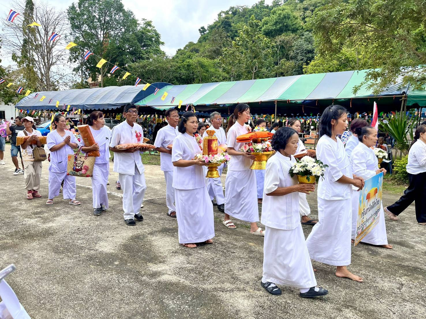 ภาพร่วมขบวนกฐินวัดเขาถ้ำแรต