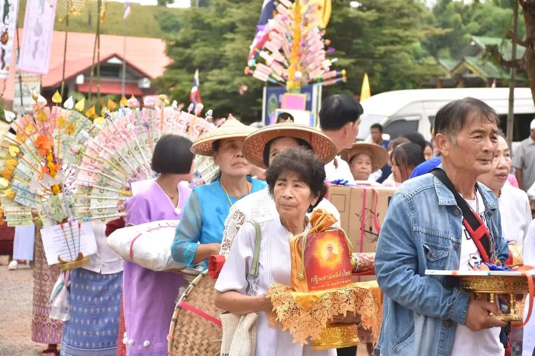 ภาพร่วมขบวนกฐินวัดแม่ลาหลวง
