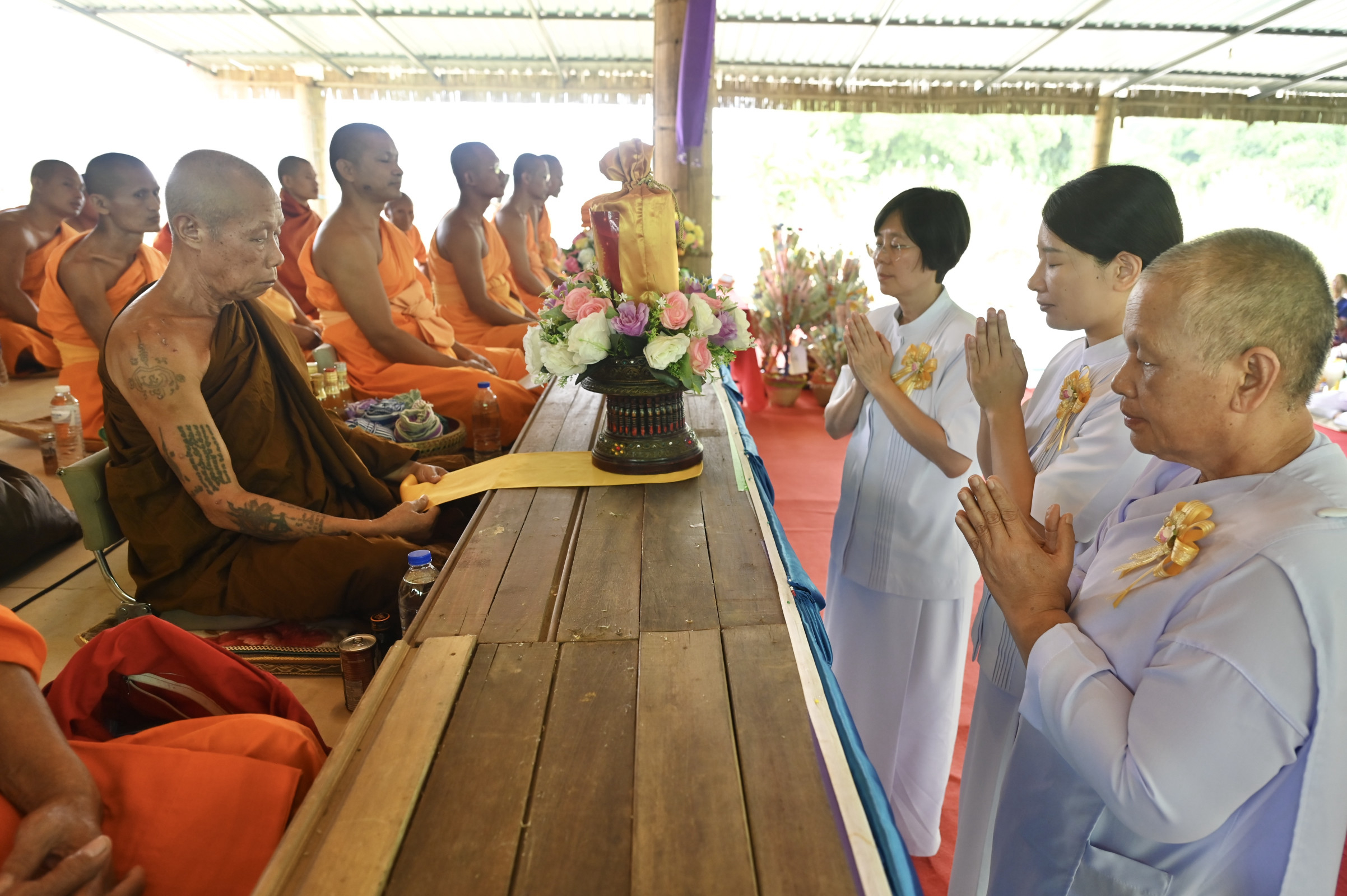 ภาพการถวายปัจจัยวัดศูนย์อบรมเยาวชนสบเมย