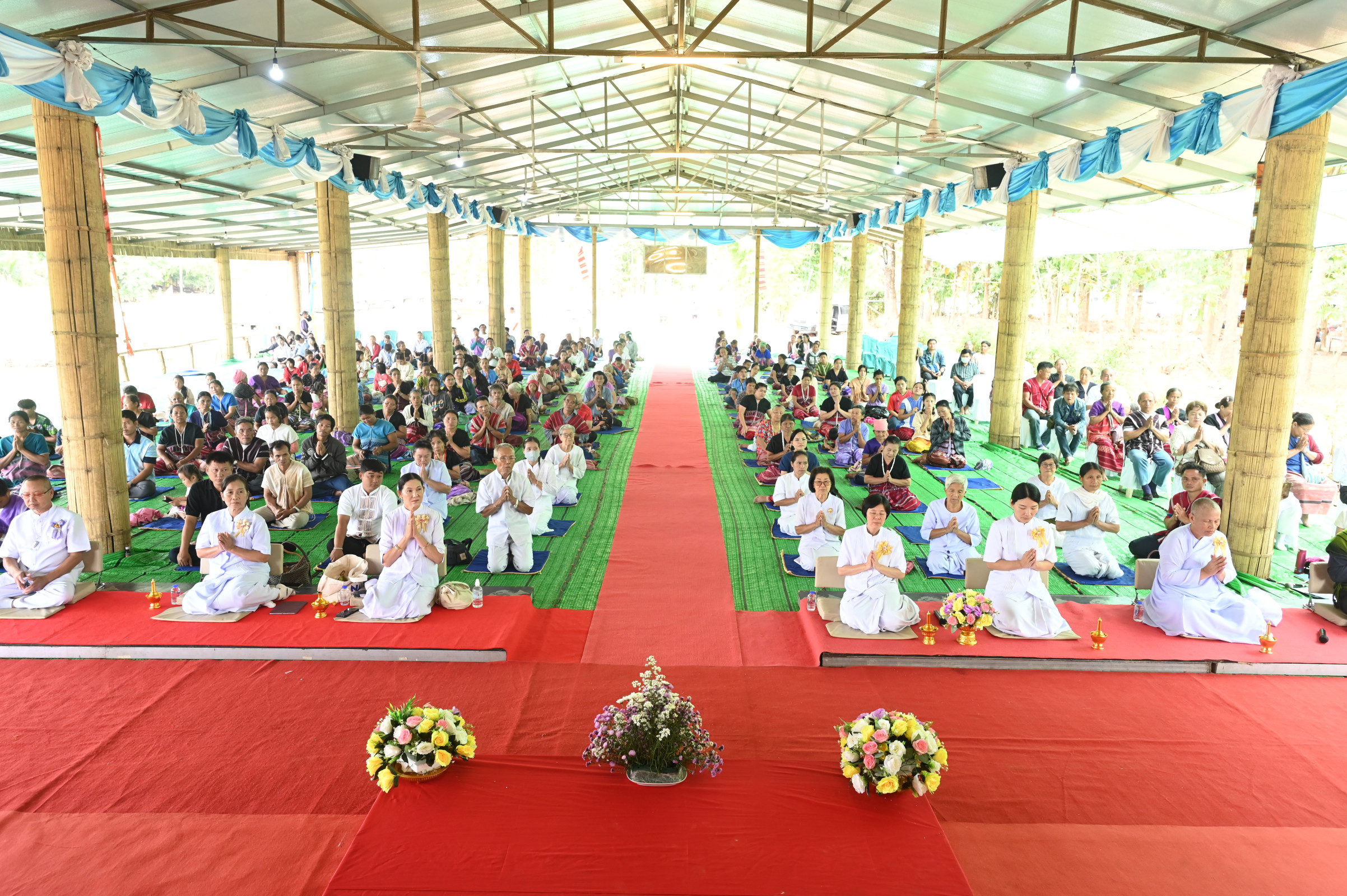 ภาพร่วมพิธีกรรมวัดศูนย์อบรมเยาวชนสบเมย