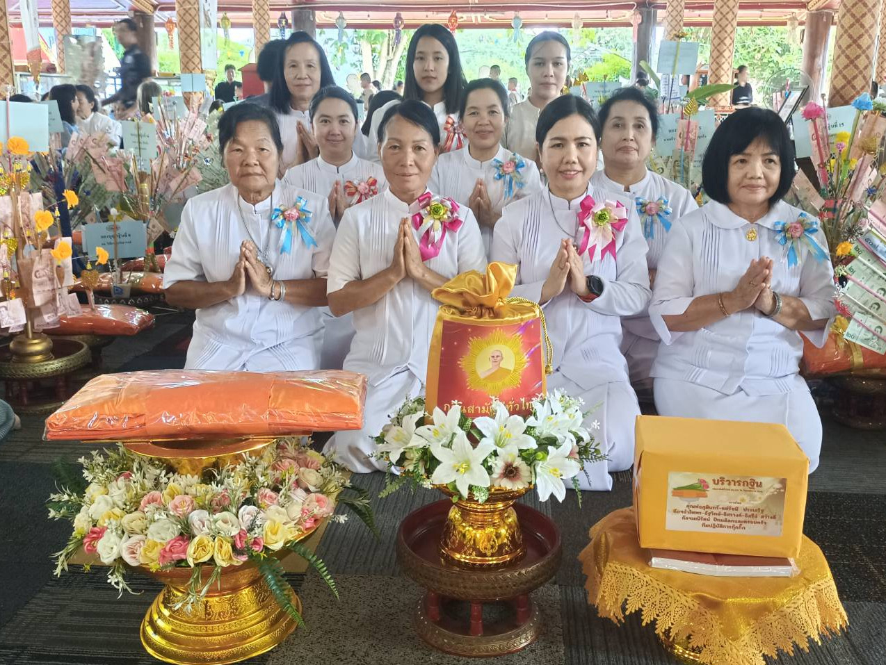 ภาพหมู่ถือพานถวายปัจจัยวัดโพธาราม