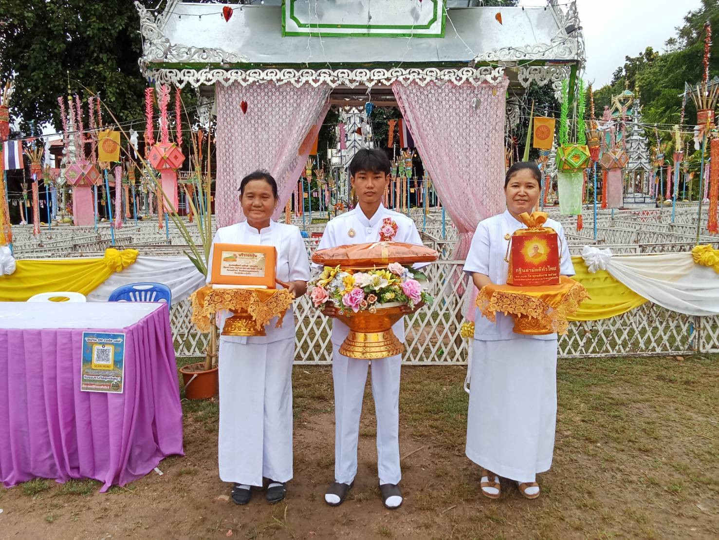 ภาพหมู่ถือพานถวายปัจจัยวัดแม่ลาน้อย