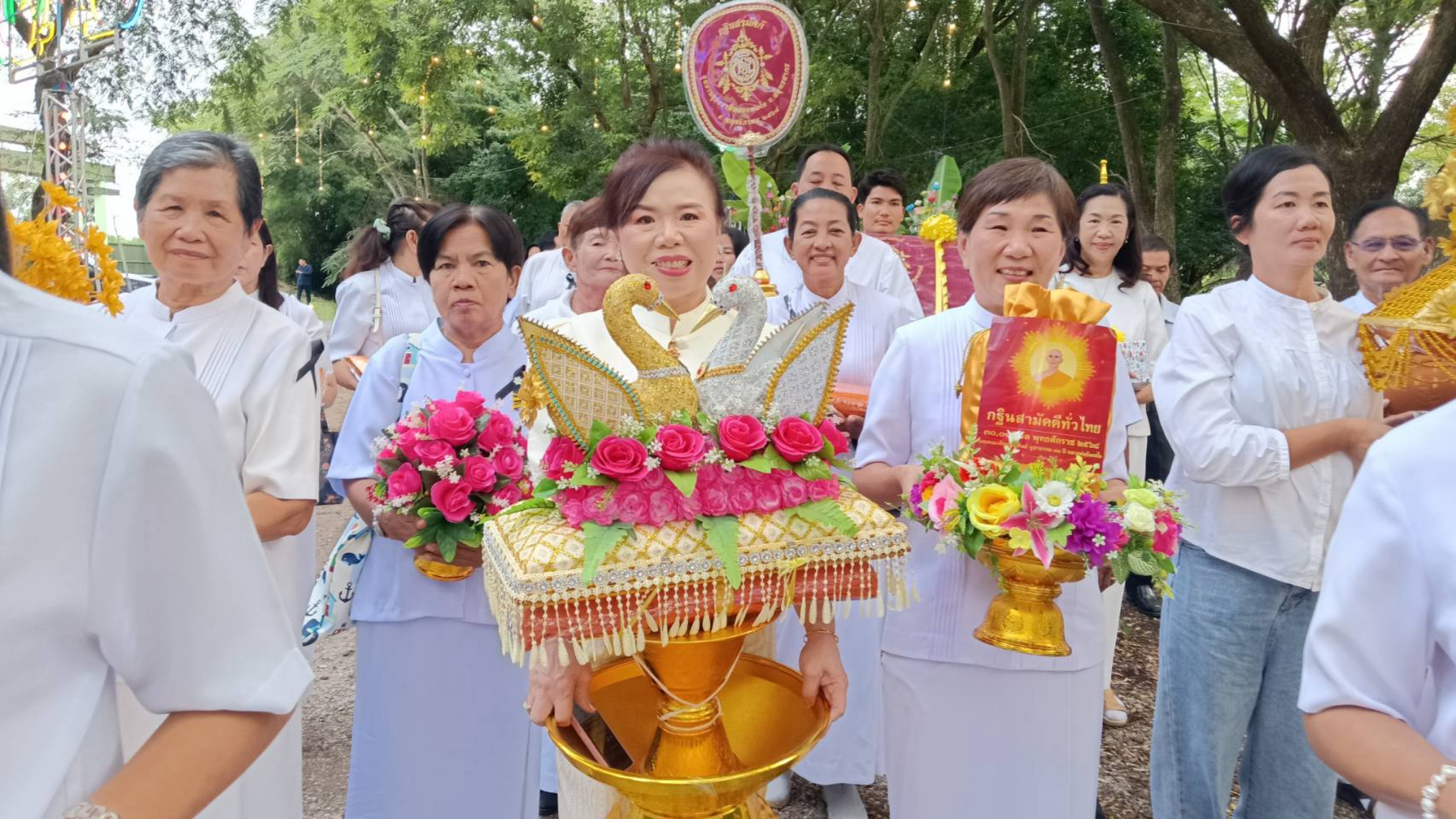 ภาพหมู่ถือพานถวายปัจจัยที่พักสงฆ์อุทยานรุกขชาติหลวงพ่อโต