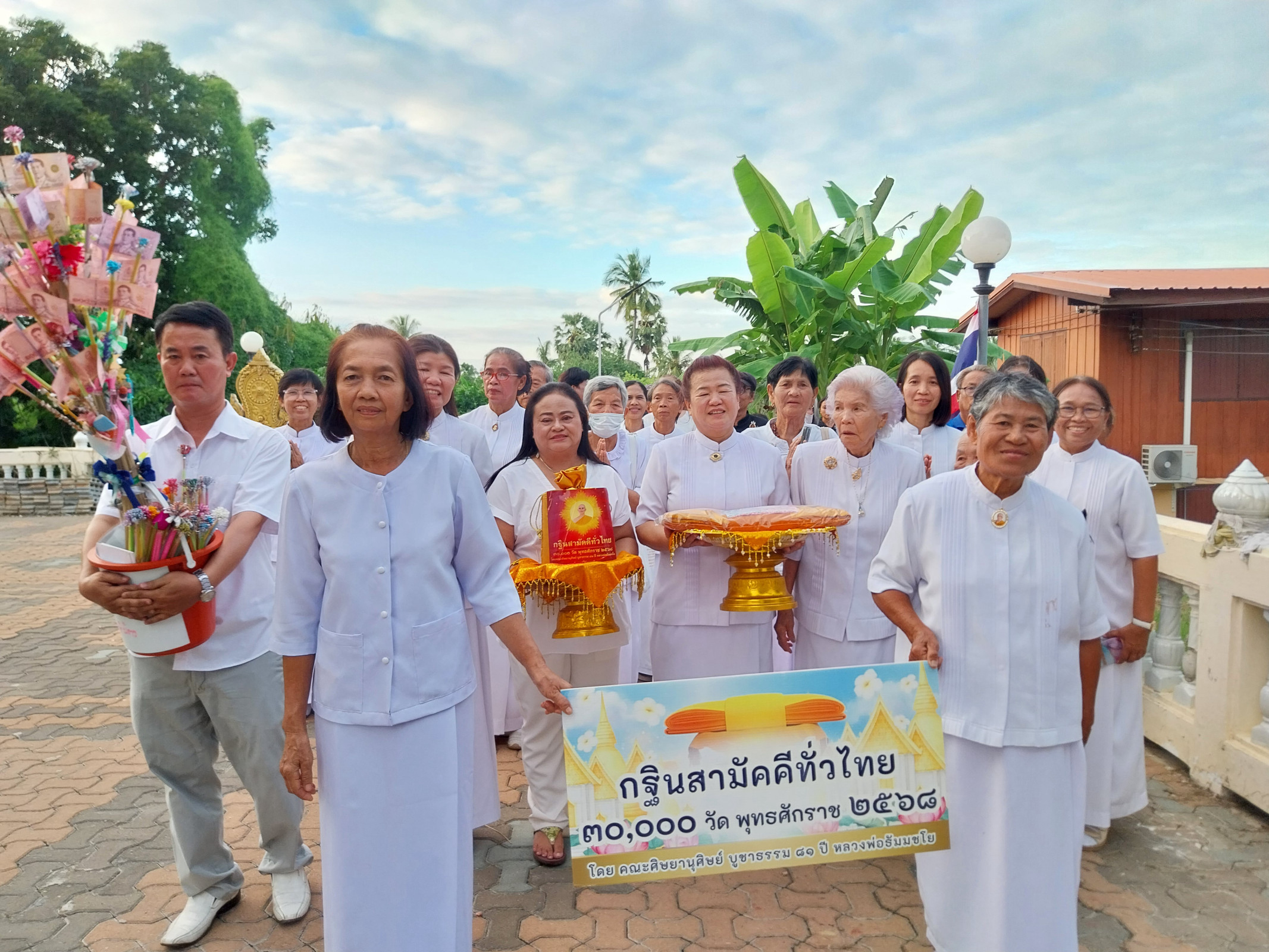 ภาพร่วมขบวนกฐินวัดเถรพลาย