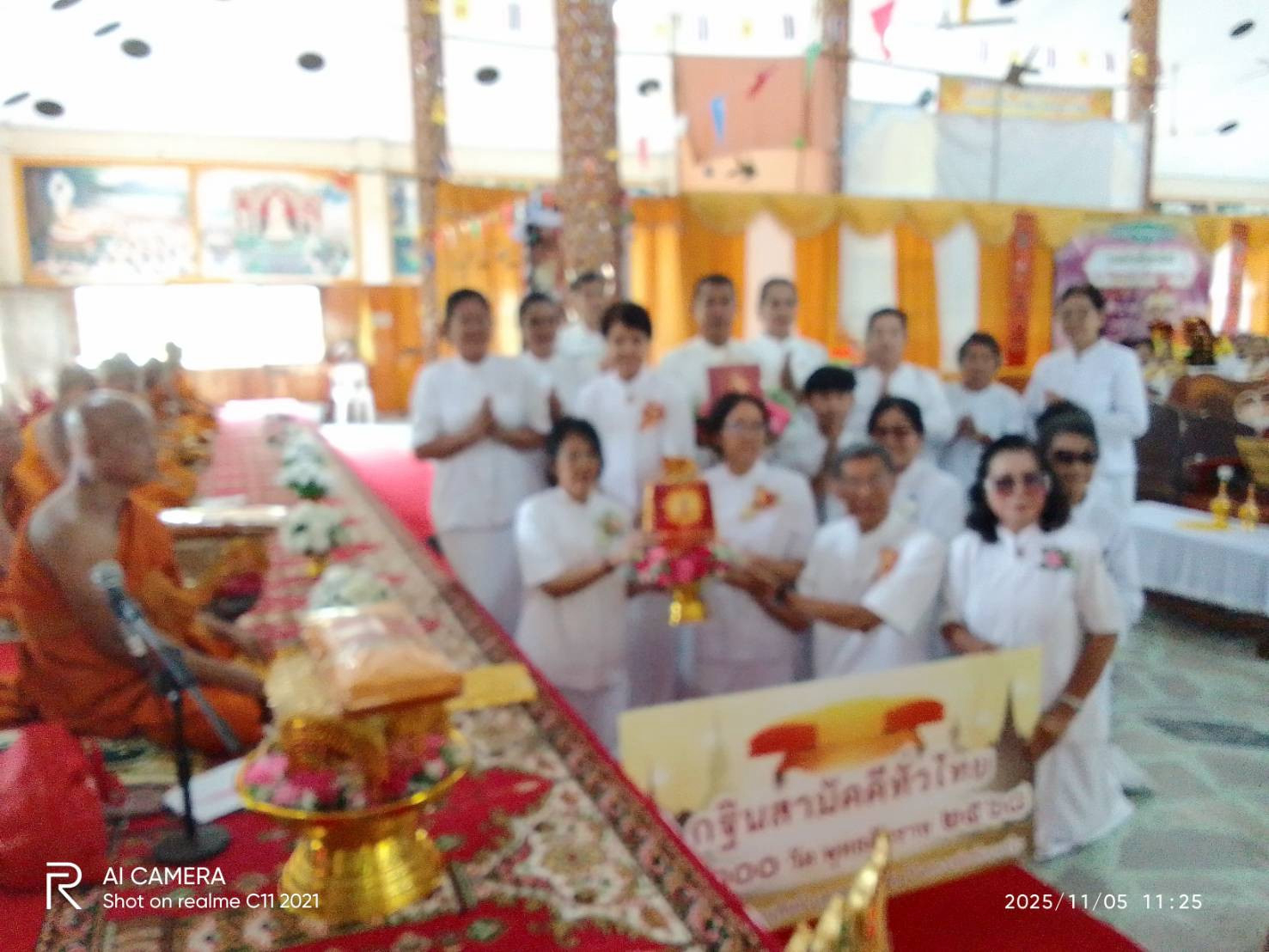 ภาพการถวายปัจจัยวัดเขากระโดนวนาราม