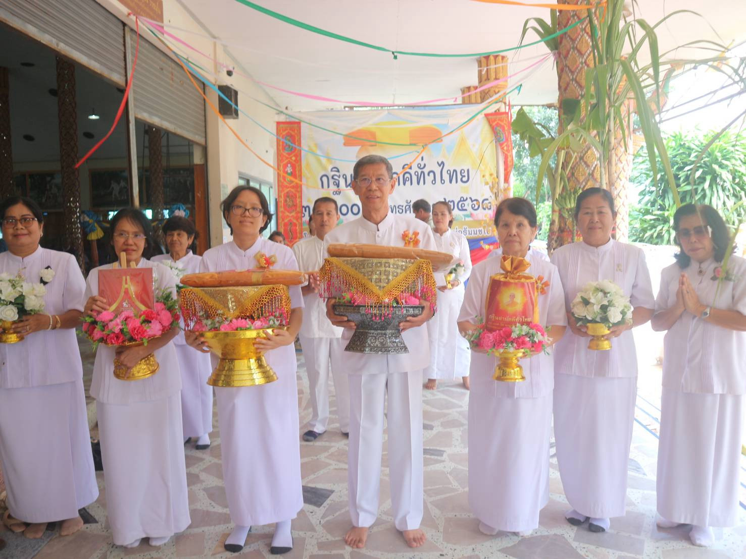 ภาพหมู่ถือพานถวายปัจจัยวัดเขากระโดนวนาราม