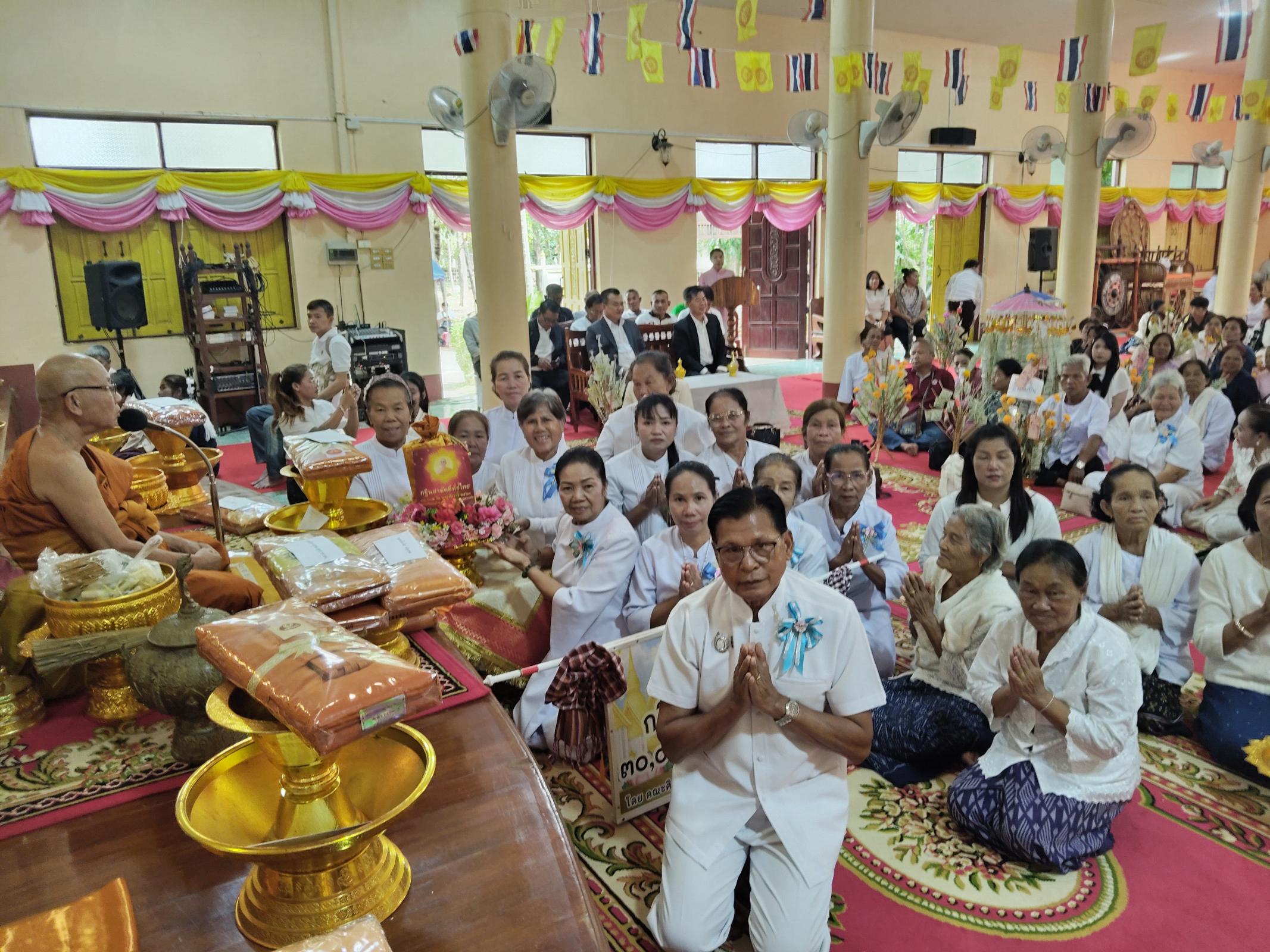 ภาพร่วมพิธีกรรมวัดศรีลำดวน