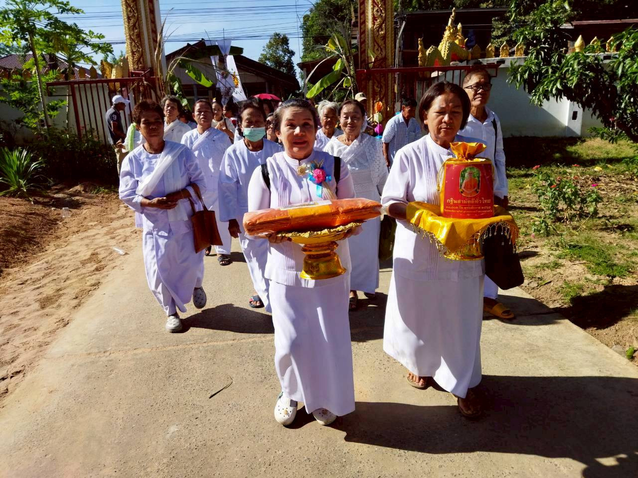 ภาพหมู่ถือพานถวายปัจจัยวัดโพธิ์ศรีเชียงเหียน